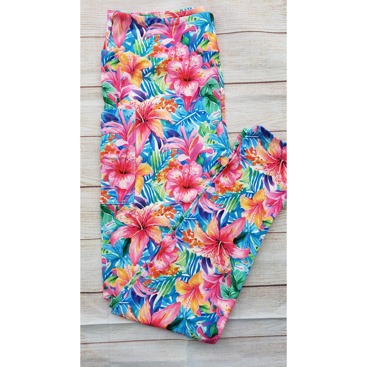 Island Hibiscus Bloom Capri Leggings with Pockets